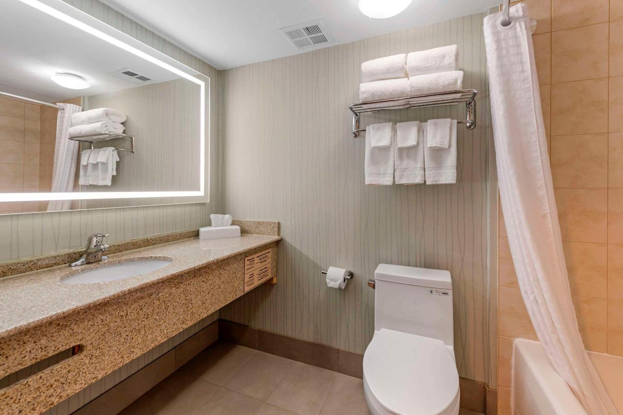 Quality Inn Ottawa Exterior photo